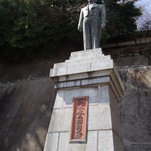 ふもとには当地ゆかりの人物の銅像。