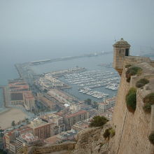 地中海をバックに、マリーナとポスティゲ・ビーチ、見張り塔