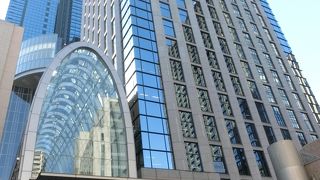 西新宿の複合超高層ビル群の一つ