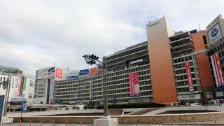 いつも混雑、地下の食品