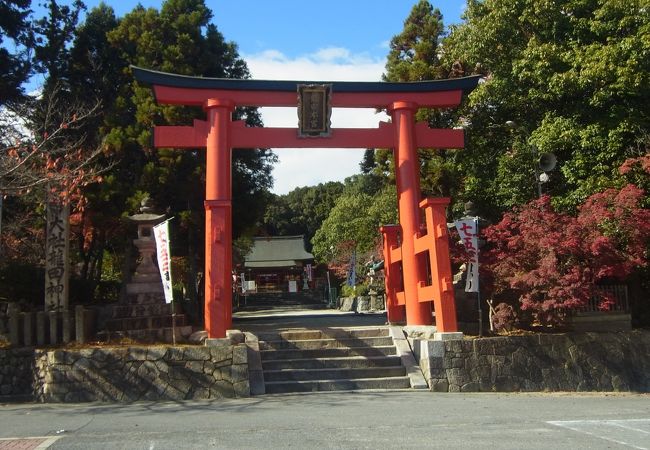 龍田大社は大和川の脇に、背景には三室山　万葉の時代を感じる