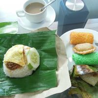 朝食　ナシレマとマレーシア風スナックたち