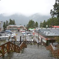 阿里山広場の駐車場（正面の建物「阿里山旅客服務中心」の前に阿