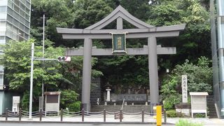 近代的な雰囲気の神社