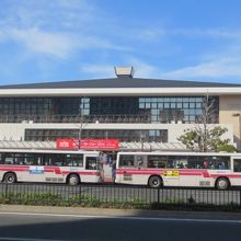 最寄りのバス停から臨む