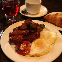 朝食その2。この日はポーチドエッグと焼トマト。