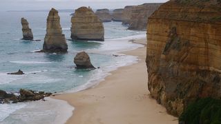 南極からの波浪に洗われる十二使徒