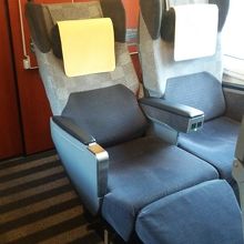 グリーン車。席の幅が狭く、隣に他人が来ると気を使います。