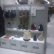 帽子類が並ぶ様子