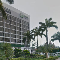 バス停が目の前にあり