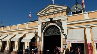 別名は中央市場。内部には魚屋さんやシーフード・レストランが多数