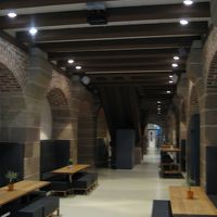 この廊下の席でも　食事ができます。