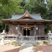 社殿を正面より。