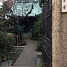 通りから階段を下りて境内に入ります。