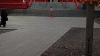 新宿の繁華街なのに、境内は広い