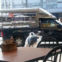 青いピックアップトラック