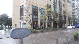 高級ブティックが立ち並ぶ