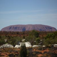 ロッジの裏手すぐの丘に登ればウルルも眺められる