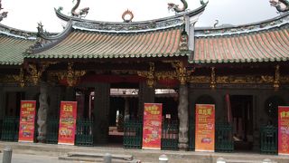 きれいな街中にある中国寺院