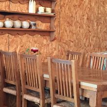 重厚な木のテーブル