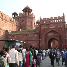 列を作るインド人