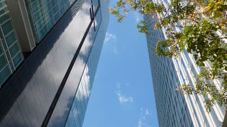 空に伸びる高層ビル