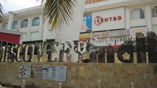 大きな階段が目印