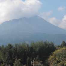 霧島の山が近くに迫っています。