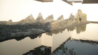 飽きない展示品、中庭は撮影スポット