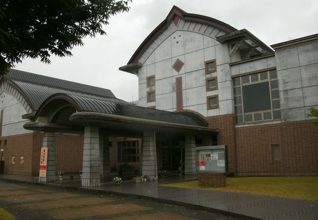 歴史民俗資料館と図書館が併設