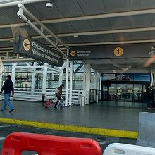 国内便は、空港ビル正面に向かって右側が入口。