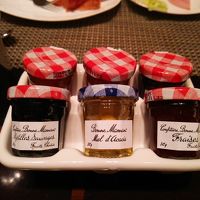 朝食の各テーブルに配置されています