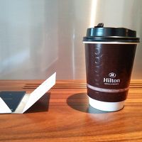 朝食会場テイクアウト用のカップがある