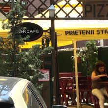 店の前の入り口