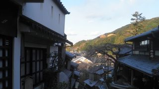 観光地らしいにぎやかな坂