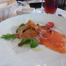前菜のノルウェー産サーモンのマリネは見た目もおしゃれです