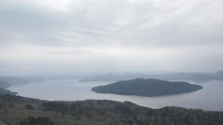 雄大な屈斜路湖をながめる