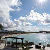 部屋やプールからは飛行機の離発着・マホビーチが一望です