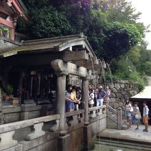 滝というより、手を清めるところでしょうか。