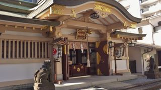 マンションに囲まれた古い神社です