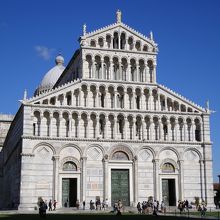 斜塔の広場にある大聖堂