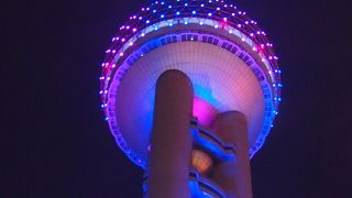 18時からのライトアップショーは歩道橋から