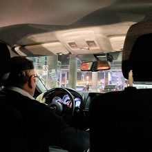 プロビデンシア地区のホテルに向かってもらった空港タクシー内部