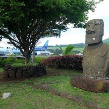 マタベリ空港の搭乗待合場所でお見送りしてくれるモアイ。