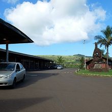 到着便が無い時間帯は閑散としているマタベリ空港ビル前。