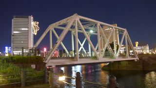 横浜赤レンガ倉庫からワールドポーターズを経由し桜木町へ続く道