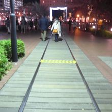 桜木町方面へと続く馬車道のレール