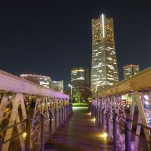 ランドマークタワーが一際高く見えます