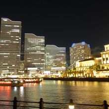 汽車道からのランドマークタワー方面の夜景と屋形船