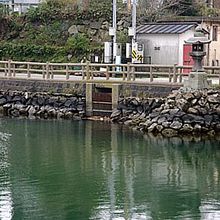 潮が満引きする水門付近の様子